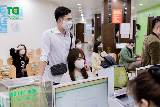 Diễn viên Phạm Anh Tuấn cùng vợ đi khám thai và đăng ký gói thai sản tuần 12
