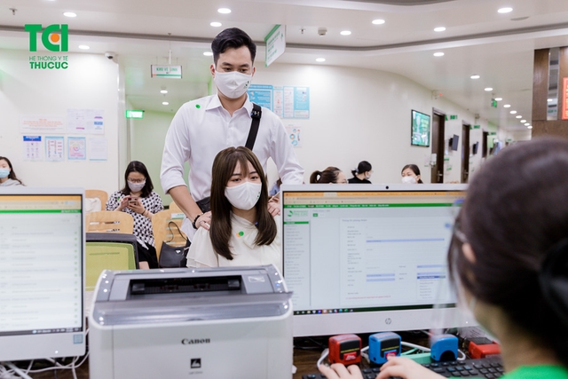 Diễn viên Phạm Anh Tuấn cùng vợ đi khám thai và đăng ký gói thai sản tuần 12