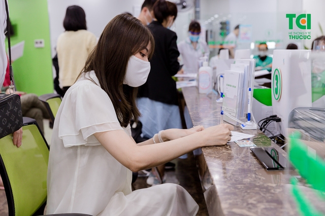Diễn viên Phạm Anh Tuấn cùng vợ đi khám thai và đăng ký gói thai sản tuần 12
