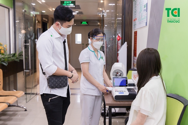 Diễn viên Phạm Anh Tuấn cùng vợ đi khám thai và đăng ký gói thai sản tuần 12