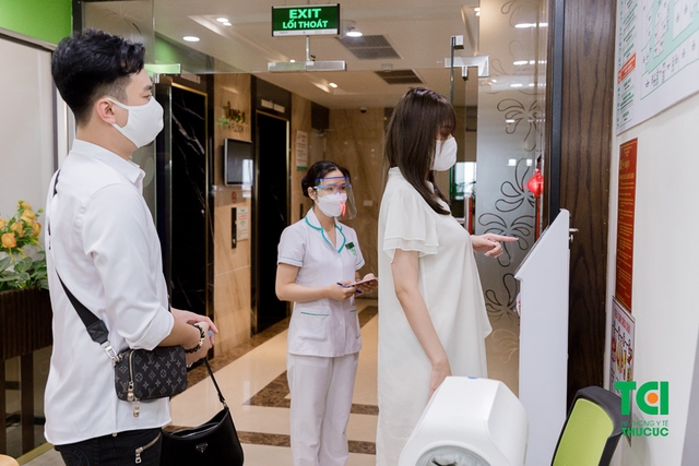 Diễn viên Phạm Anh Tuấn cùng vợ đi khám thai và đăng ký gói thai sản tuần 12