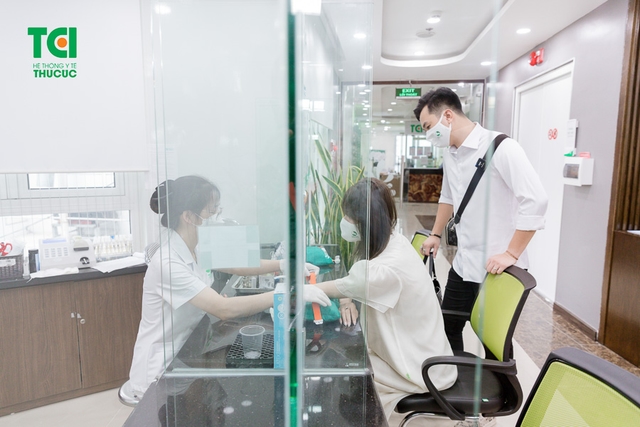 Diễn viên Phạm Anh Tuấn cùng vợ đi khám thai và đăng ký gói thai sản tuần 12