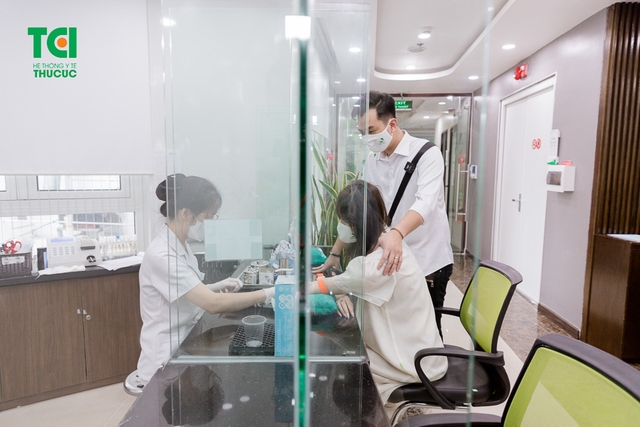 Diễn viên Phạm Anh Tuấn cùng vợ đi khám thai và đăng ký gói thai sản tuần 12