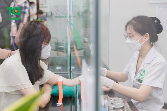 Diễn viên Phạm Anh Tuấn cùng vợ đi khám thai và đăng ký gói thai sản tuần 12
