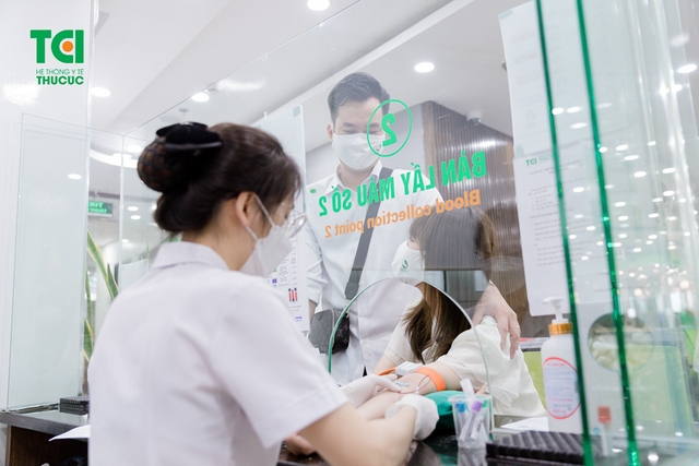 Diễn viên Phạm Anh Tuấn cùng vợ đi khám thai và đăng ký gói thai sản tuần 12