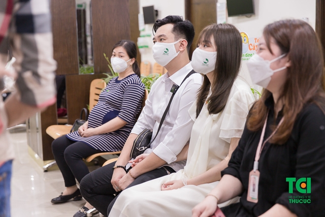 Diễn viên Phạm Anh Tuấn cùng vợ đi khám thai và đăng ký gói thai sản tuần 12