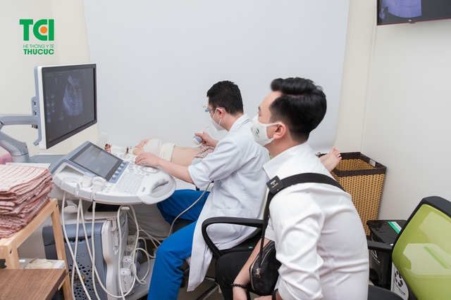 Diễn viên Phạm Anh Tuấn cùng vợ đi khám thai và đăng ký gói thai sản tuần 12