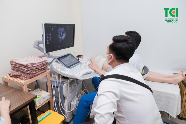 Diễn viên Phạm Anh Tuấn cùng vợ đi khám thai và đăng ký gói thai sản tuần 12