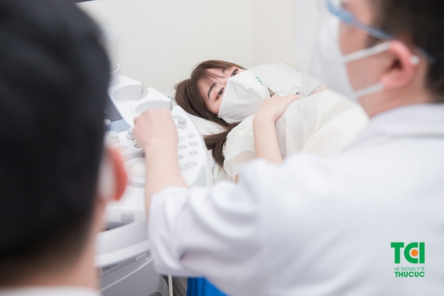 Diễn viên Phạm Anh Tuấn cùng vợ đi khám thai và đăng ký gói thai sản tuần 12
