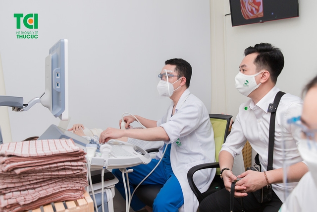 Diễn viên Phạm Anh Tuấn cùng vợ đi khám thai và đăng ký gói thai sản tuần 12
