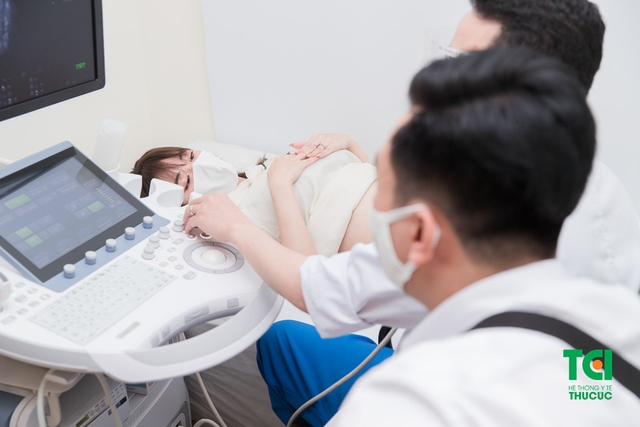 Diễn viên Phạm Anh Tuấn cùng vợ đi khám thai và đăng ký gói thai sản tuần 12