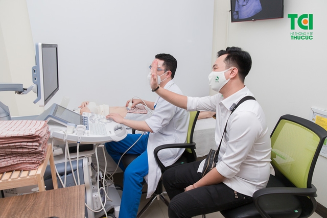 Diễn viên Phạm Anh Tuấn cùng vợ đi khám thai và đăng ký gói thai sản tuần 12
