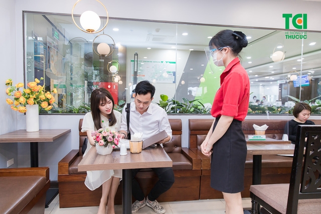 Diễn viên Phạm Anh Tuấn cùng vợ đi khám thai và đăng ký gói thai sản tuần 12