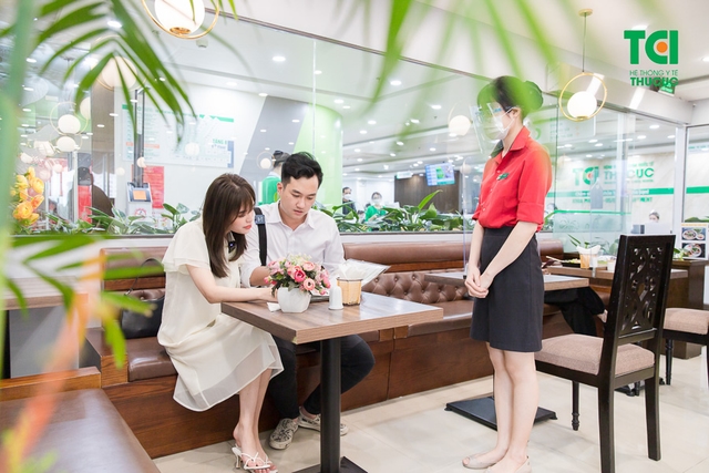 Diễn viên Phạm Anh Tuấn cùng vợ đi khám thai và đăng ký gói thai sản tuần 12