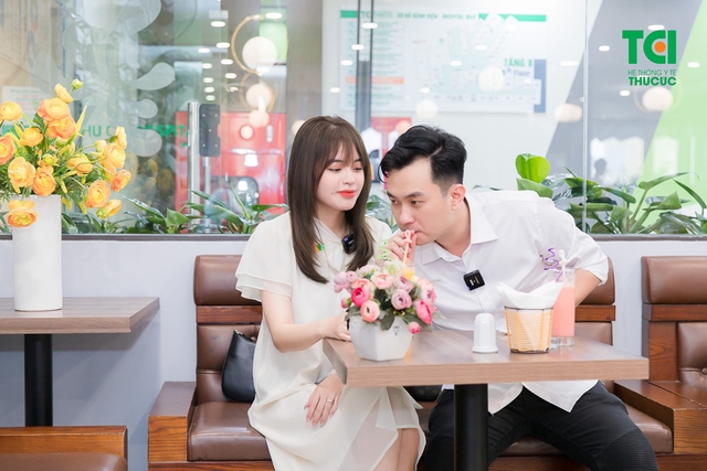 Diễn viên Phạm Anh Tuấn cùng vợ đi khám thai và đăng ký gói thai sản tuần 12