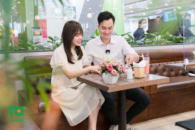 Diễn viên Phạm Anh Tuấn cùng vợ đi khám thai và đăng ký gói thai sản tuần 12