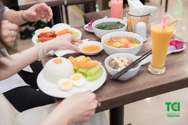 Diễn viên Phạm Anh Tuấn cùng vợ đi khám thai và đăng ký gói thai sản tuần 12