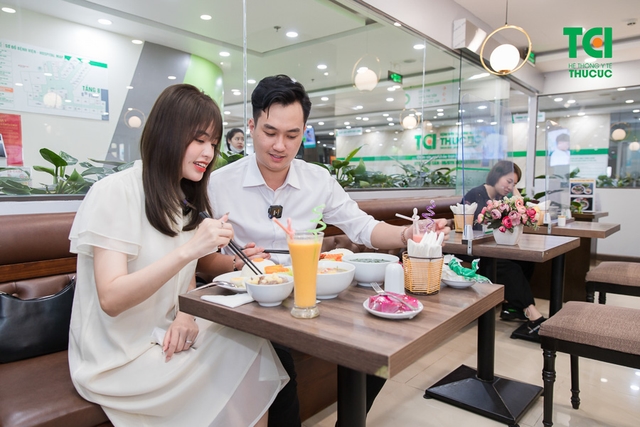 Diễn viên Phạm Anh Tuấn cùng vợ đi khám thai và đăng ký gói thai sản tuần 12