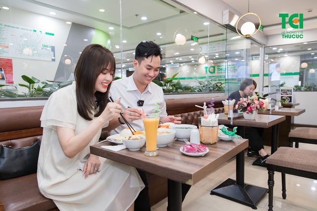 Diễn viên Phạm Anh Tuấn cùng vợ đi khám thai và đăng ký gói thai sản tuần 12