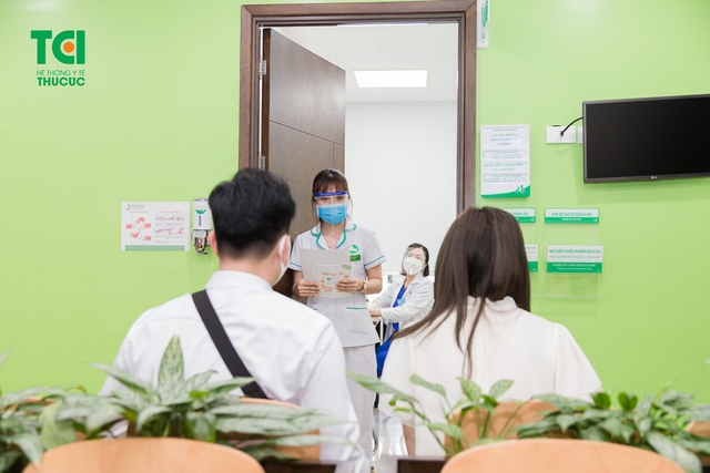 Diễn viên Phạm Anh Tuấn cùng vợ đi khám thai và đăng ký gói thai sản tuần 12