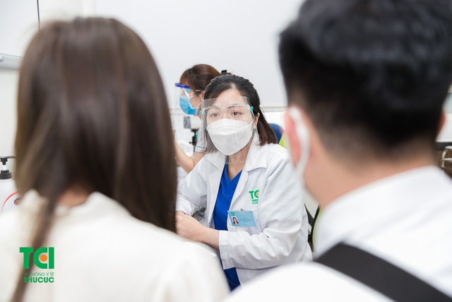 Diễn viên Phạm Anh Tuấn cùng vợ đi khám thai và đăng ký gói thai sản tuần 12