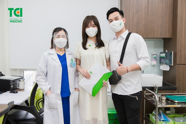 Diễn viên Phạm Anh Tuấn cùng vợ đi khám thai và đăng ký gói thai sản tuần 12
