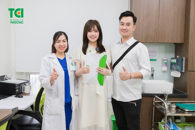 Diễn viên Phạm Anh Tuấn cùng vợ đi khám thai và đăng ký gói thai sản tuần 12