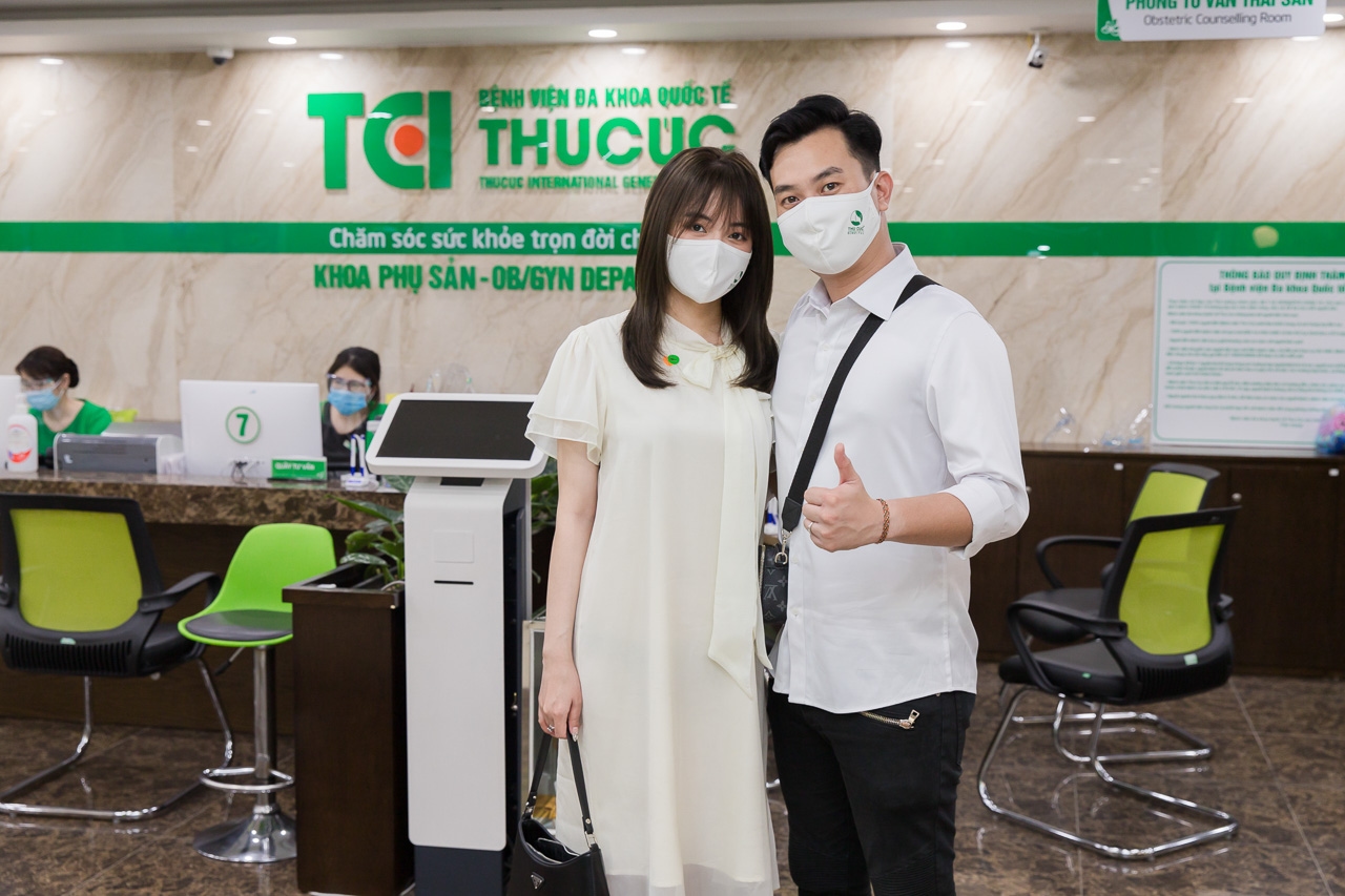Diễn viên Phạm Anh Tuấn cùng vợ đi khám thai và đăng ký gói thai sản tuần 12