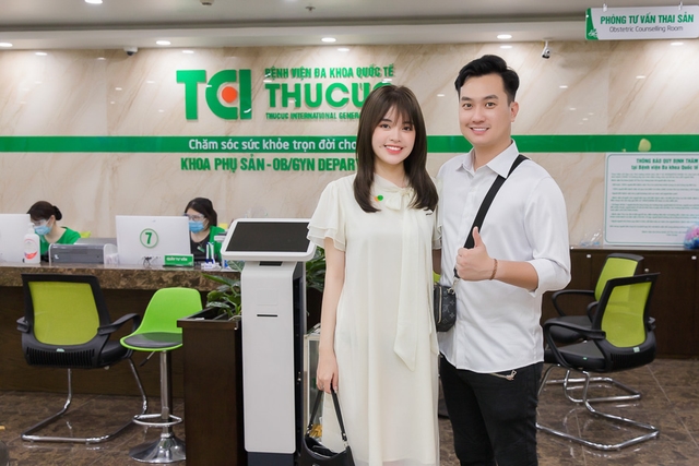 Diễn viên Phạm Anh Tuấn cùng vợ đi khám thai và đăng ký gói thai sản tuần 12