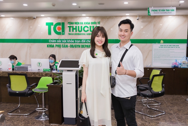 Diễn viên Phạm Anh Tuấn cùng vợ đi khám thai và đăng ký gói thai sản tuần 12