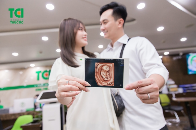 Diễn viên Phạm Anh Tuấn cùng vợ đi khám thai và đăng ký gói thai sản tuần 12