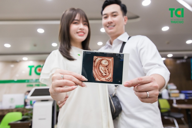 Diễn viên Phạm Anh Tuấn cùng vợ đi khám thai và đăng ký gói thai sản tuần 12