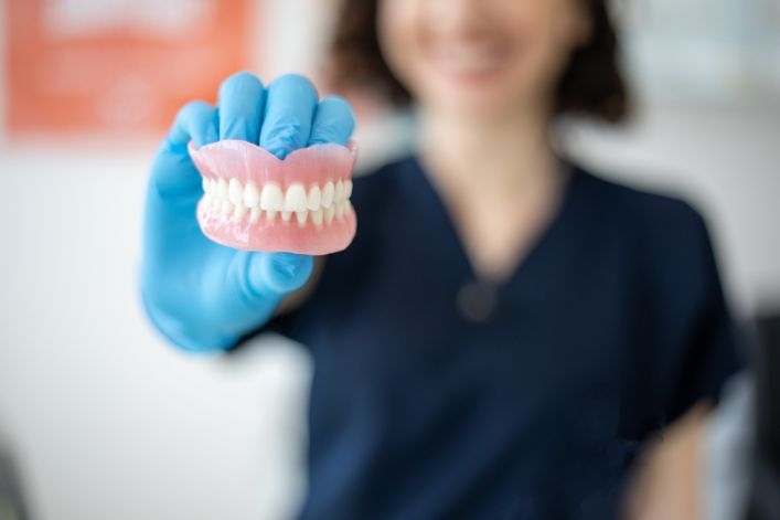 Chú ý chăm sóc răng giả giữ độ bền và tuổi thọ cho răng. 