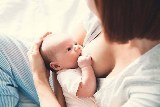 Chữa tắc tia sữa vón cục bằng cách cho bé bú thường xuyên