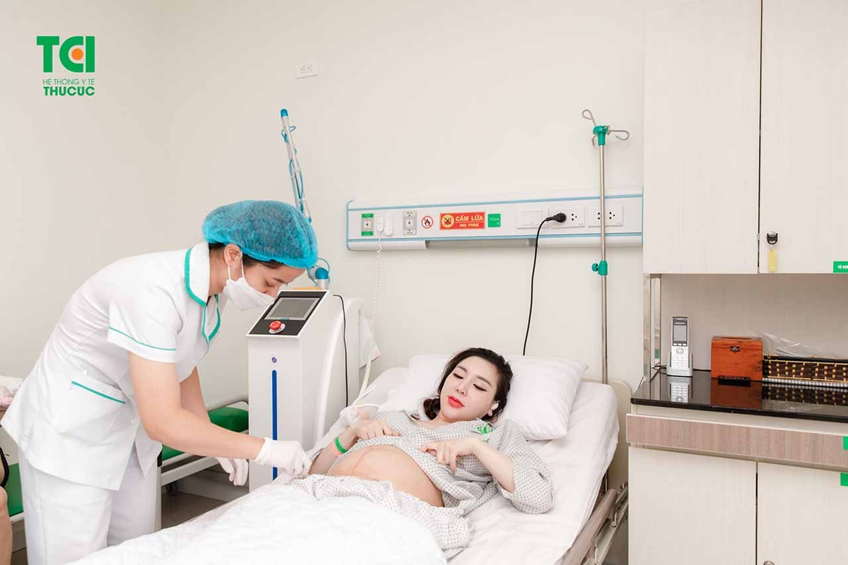 Đi đẻ mổ dị ứng chỉ tự tiêu phải làm sao?