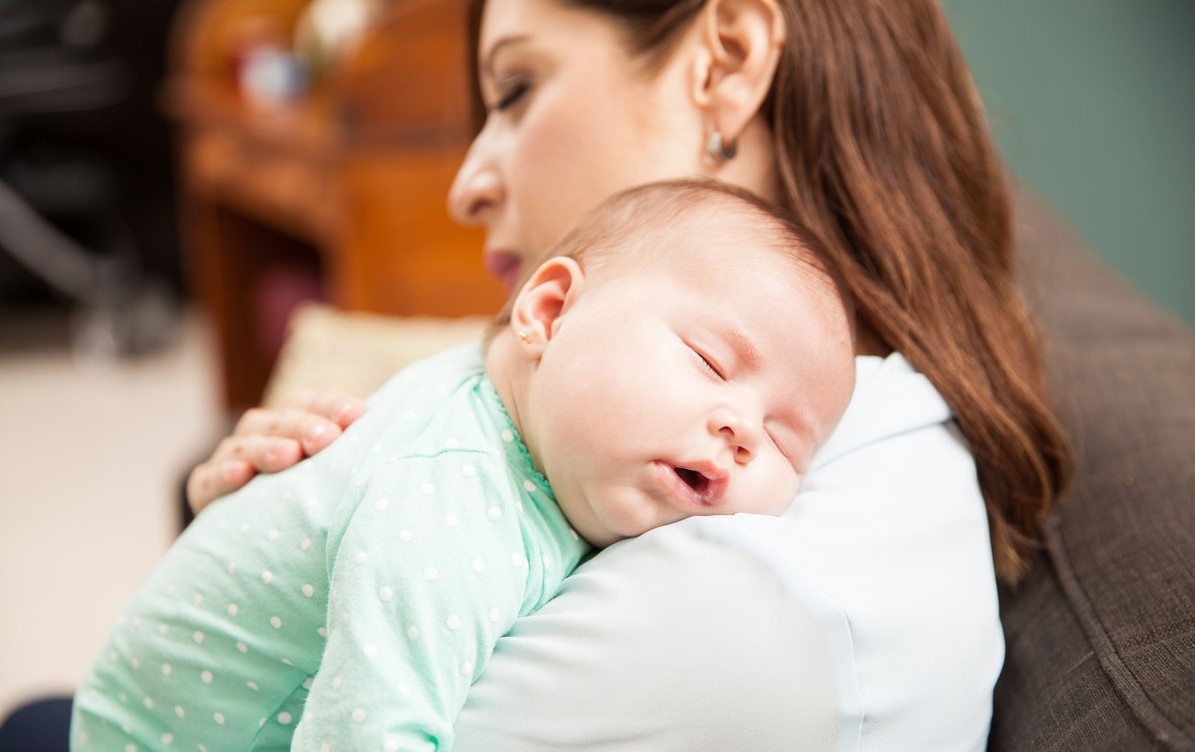 Nếu đầu vú có hiện tượng nhiễm trùng thì mẹ không nên cho bé tiếp tục bú bởi vi khuẩn có thể xâm nhập vào cơ thể bé