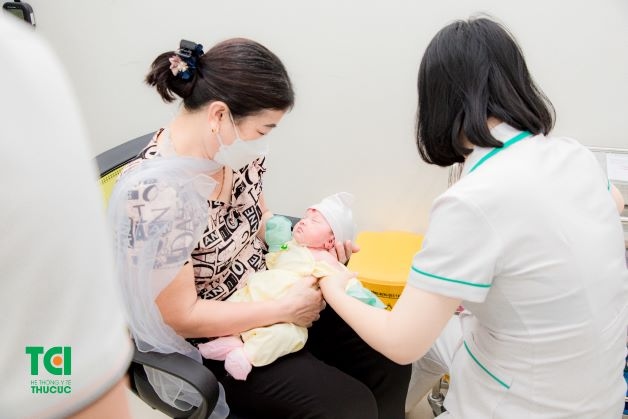 Cha mẹ nên cho bé đi tiêm phòng đúng lịch và đủ liều để đạt hiệu quả phòng ngừa bệnh tốt nhất