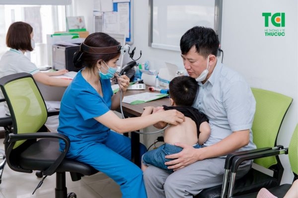 Đưa trẻ tới ngay các cơ sở y tế khi tình trạng nôn kéo dài nhiều lần hoặc trẻ có dấu hiệu bất thường