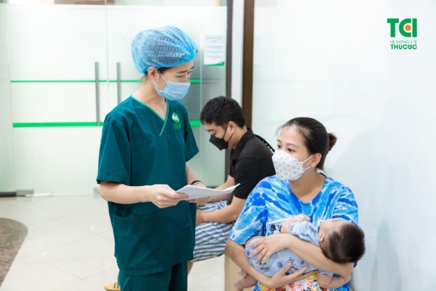 chăm sóc bé mọc răng hàm