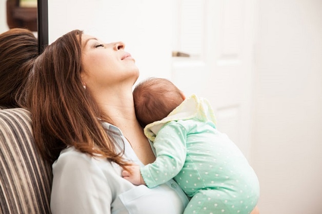 Giấc ngủ của người mất ngủ sau sinh thường rất nông và dễ bị đánh thức bởi một âm thanh nhỏ.