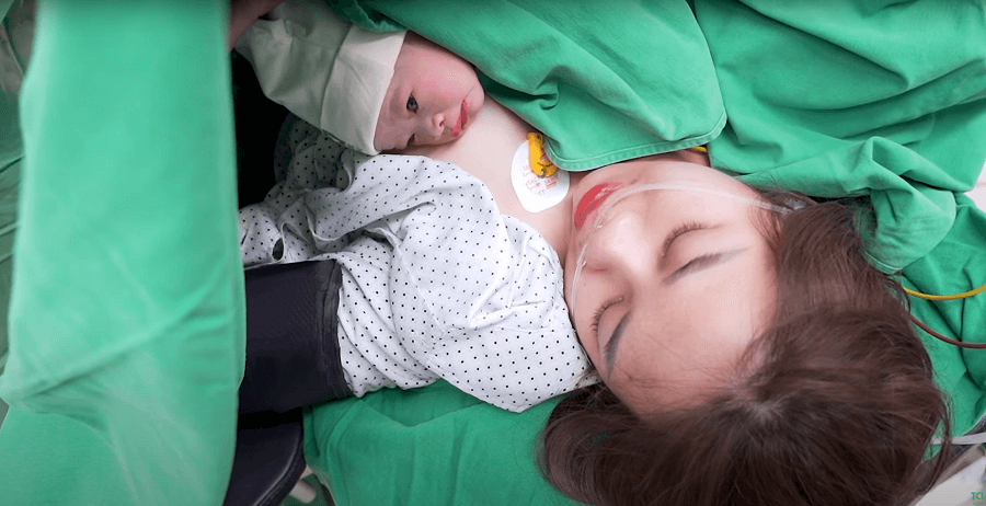 Trẻ sơ sinh sinh ra không khóc thì cần xử lý như thế nào?