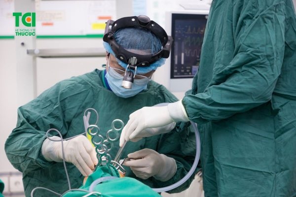 Điều trị viêm amidan ở trẻ có thể sử dụng thuốc hoặc phẫu thuật