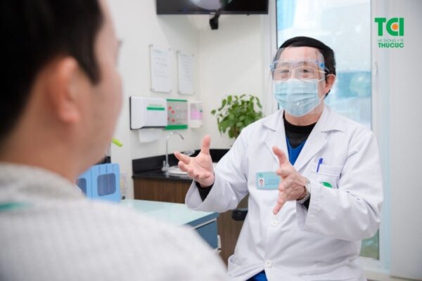 Bác sĩ Dương Văn Tiến đang giải thích rõ về tình trạng viêm tai giữa cho người bệnh (Ảnh: TCI).
