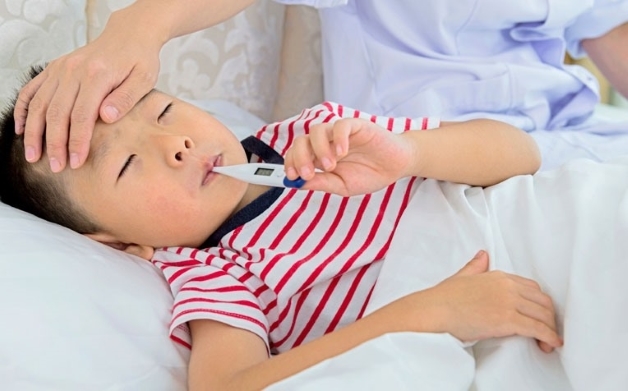 bé bị sốt xuất huyết