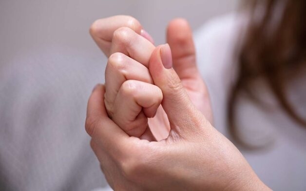 Bẻ ngón tay kêu răng rắc là hành động có hại đến hệ xương khớp 