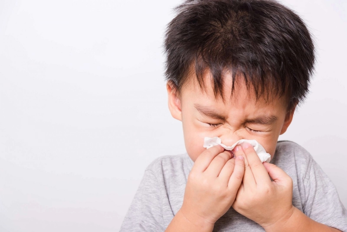 Biểu hiện của trẻ bị cảm lạnh và cách chữa