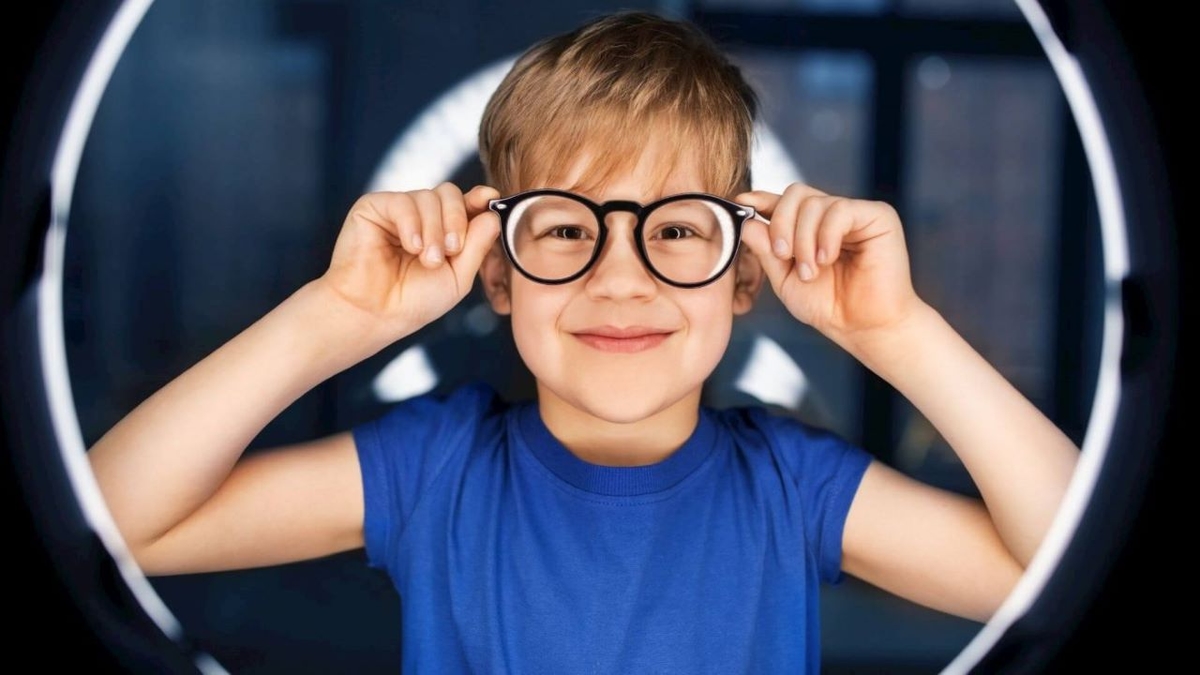 Dấu hiệu và cách điều trị tật cận thị bẩm sinh?