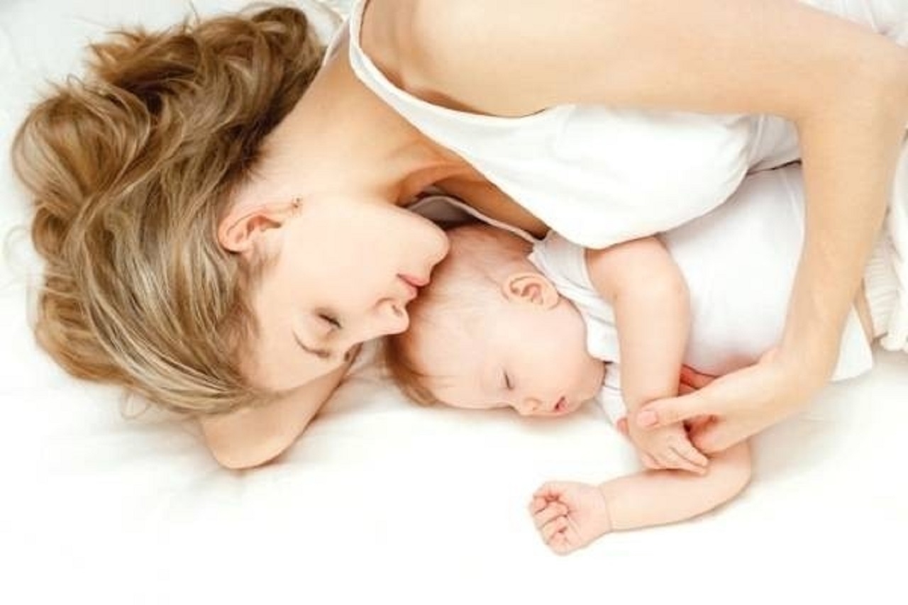 Mẹ cần liên hệ ngay với bác sĩ để được kiểm tra và tư vấn sức khỏe nếu gặp tình trạng bất thường