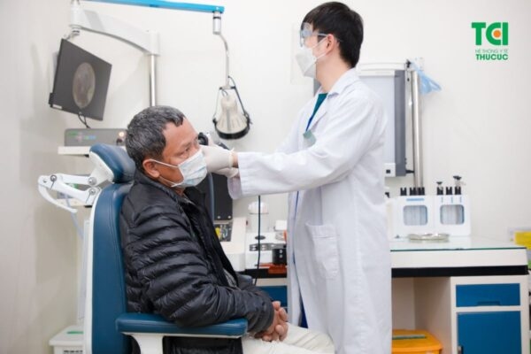 Bác sĩ gắp dị vật ở trong hốc tai cho bệnh nhân