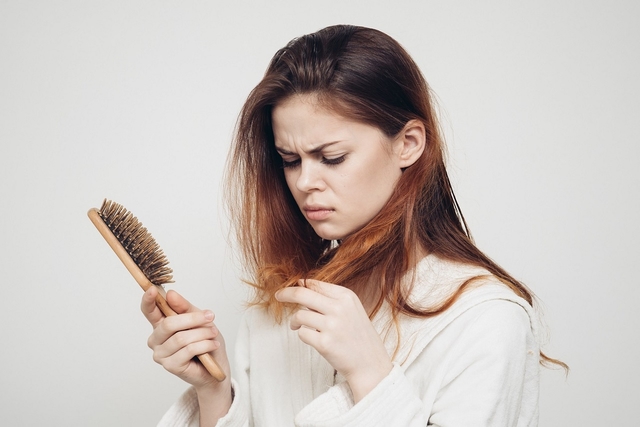 Đa u nang buồng trứng gây rụng tóc không? Biểu hiện bệnh là gì?
